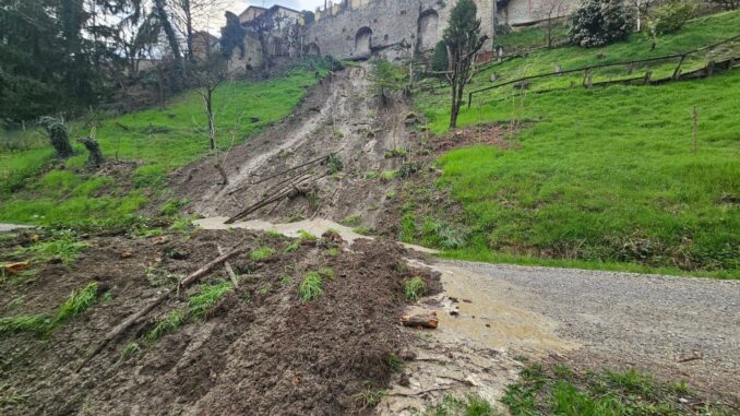 Barolo, frana in via della Valle: strada chiusa