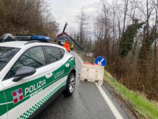 Camion fuori strada sotto la pioggia: chiusa la Torre Bormida-Cravanzana