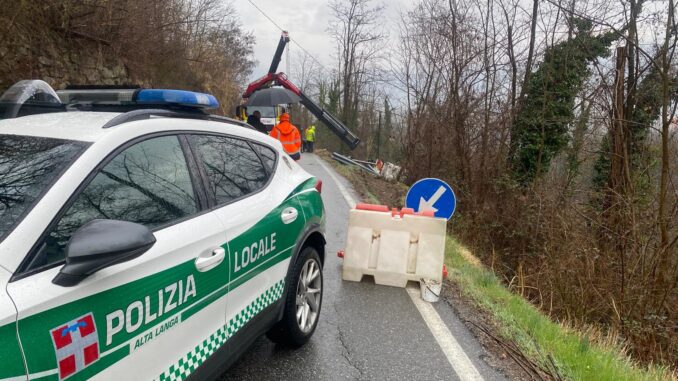 Camion fuori strada sotto la pioggia: chiusa la Torre Bormida-Cravanzana