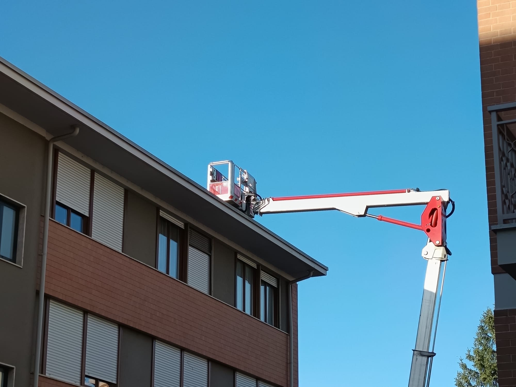Alba: vento forte scoperchia un tetto in via Scaglione 3