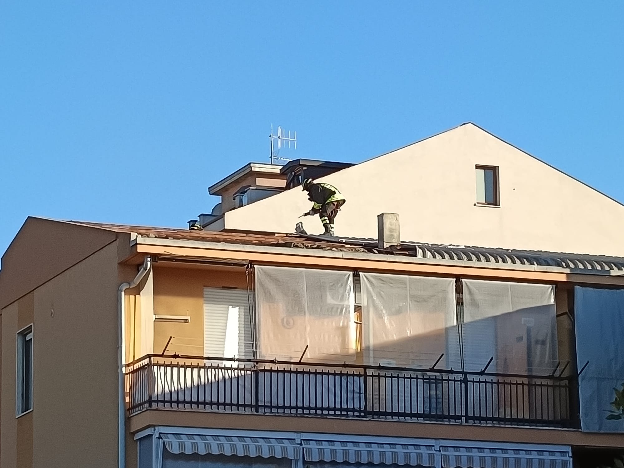 Alba: vento forte scoperchia un tetto in via Scaglione 4