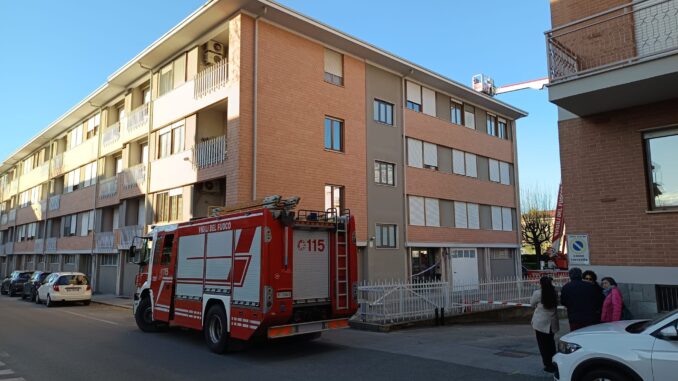 Alba: vento forte scoperchia un tetto in via Scaglione