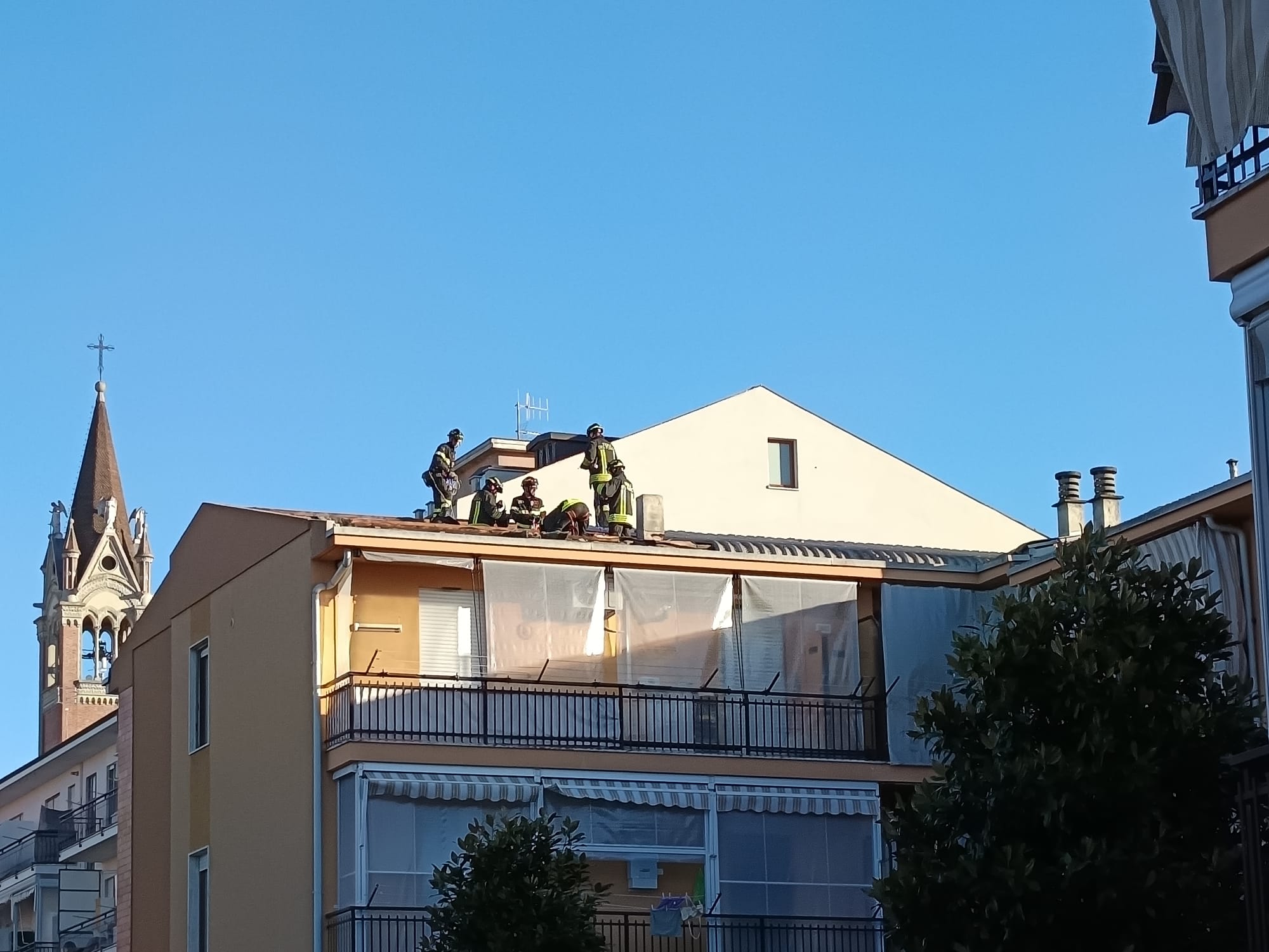 Alba: vento forte scoperchia un tetto in via Scaglione 2