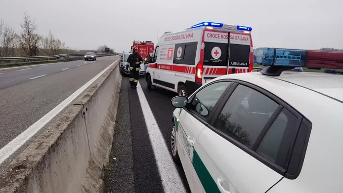 Scontro tra una vettura e un autocarro sulla tangenziale di Bra, illese le persone a bordo della Panda