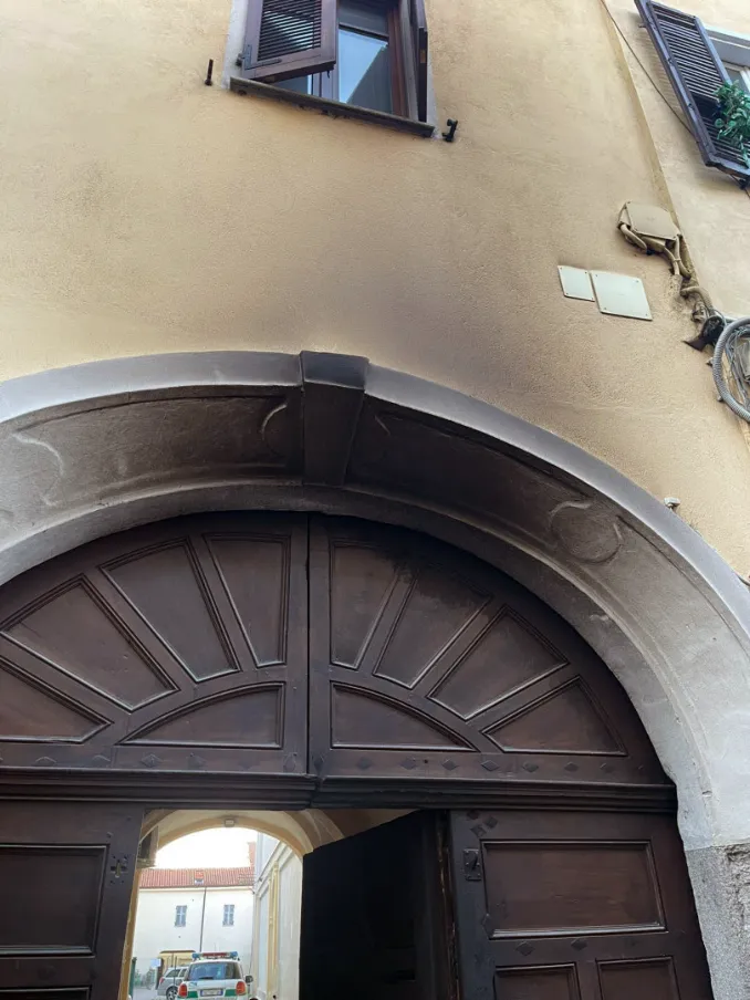 Un incendio doloso danneggia il portone storico della Polizia locale di Bra 1