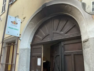 Un incendio doloso danneggia il portone storico della Polizia locale di Bra