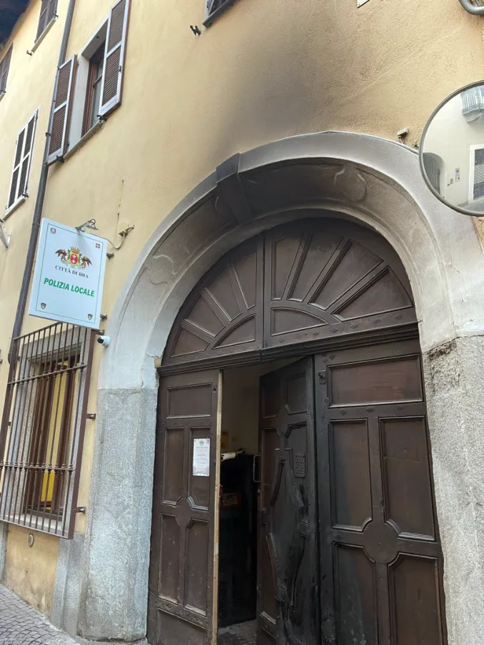Un incendio doloso danneggia il portone storico della Polizia locale di Bra