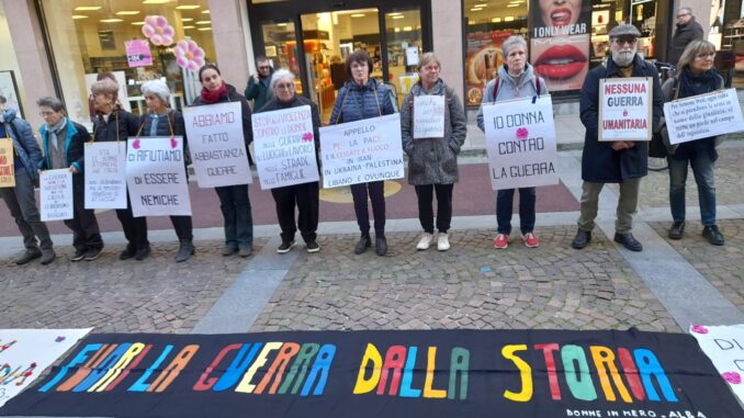 Ago e filo per cucire il tappeto per la pace: la manifestazione 10, 100, 1.000 piazze di donne per la pace sar&agrave; anche ad Alba