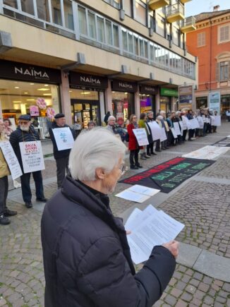 Ago e filo per cucire il tappeto per la pace: la manifestazione 10, 100, 1.000 piazze di donne per la pace sar&agrave; anche ad Alba 1