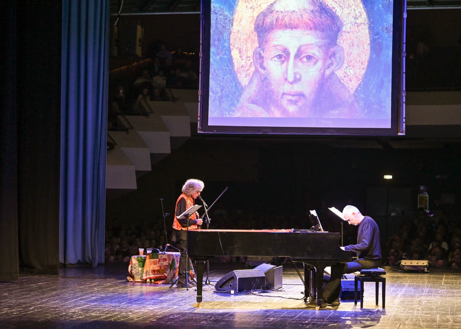 Il Francesco di Cazzullo e Branduardi incanta Alba [foto e video]