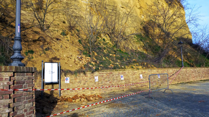 Santo Stefano Roero: rubate due delle tre transenne presenti in piazza sotto la rocca 1
