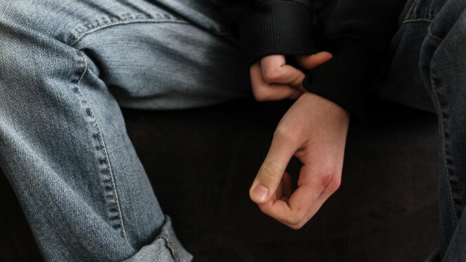 Calci e pugni al sarto sotto i portici di piazza Campo del Palio ad Asti