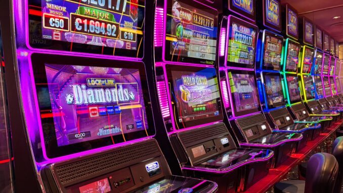 Giocava a video poker con i soldi dell’amica, roerina al banco degli imputati