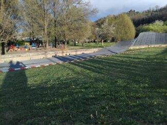 Cede per il vento la recinzione dello stadio di San Cassiano. Sei ragazzi feriti