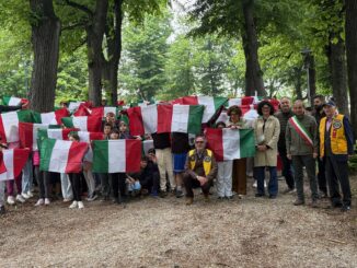 Giovani protagonisti sotto il tricolore: storia, comunità e un messaggio di pace