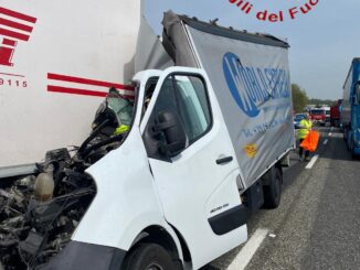Tamponamento sulla A21 tra un camioncino e un tir carico di vino