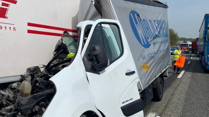 Tamponamento sulla A21 tra un camioncino e un tir carico di vino