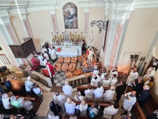 Festa dei micun a Belvedere Langhe, benedette seicento pagnotte