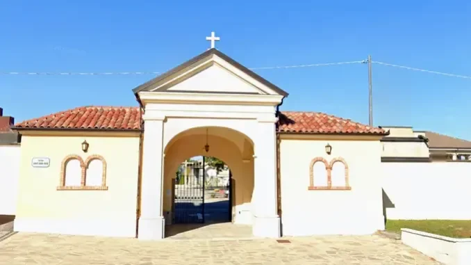 Torna al cimitero di Cherasco per prendere il rame dalle tombe, bloccato dai Carabinieri