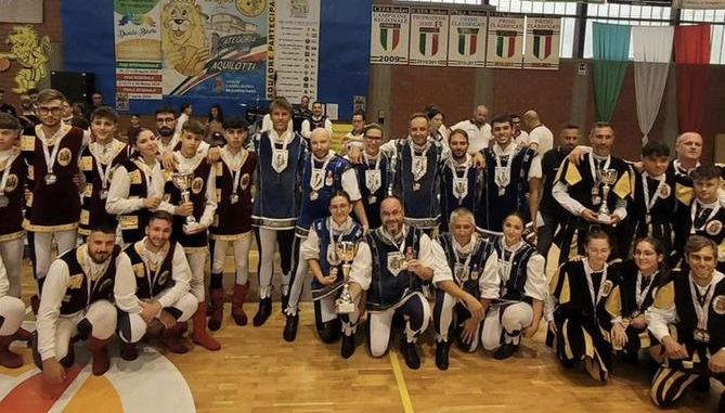 Sbandieratori / Topino tra i presidenti Lis