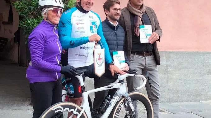 L’atleta paralimpico Andrea Devicenzi passa ad Alba nel suo viaggio in bicicletta da Sanremo fino all’Etna 1
