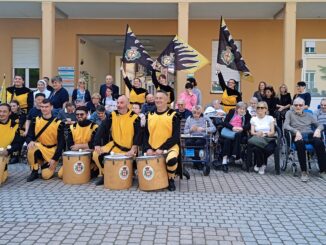 Un pomeriggio di festa al Cottolengo grazie agli sbandieratori di Cherasco