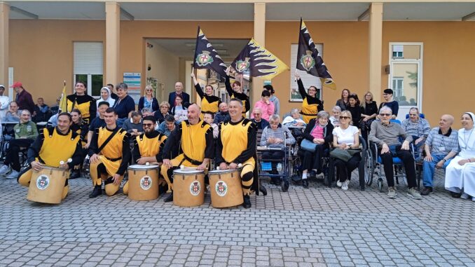 Un pomeriggio di festa al Cottolengo grazie agli sbandieratori di Cherasco