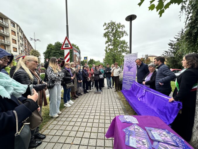 Alba: inaugurata la panchina viola per la sensibilizzazione sulla fibromialgia 1
