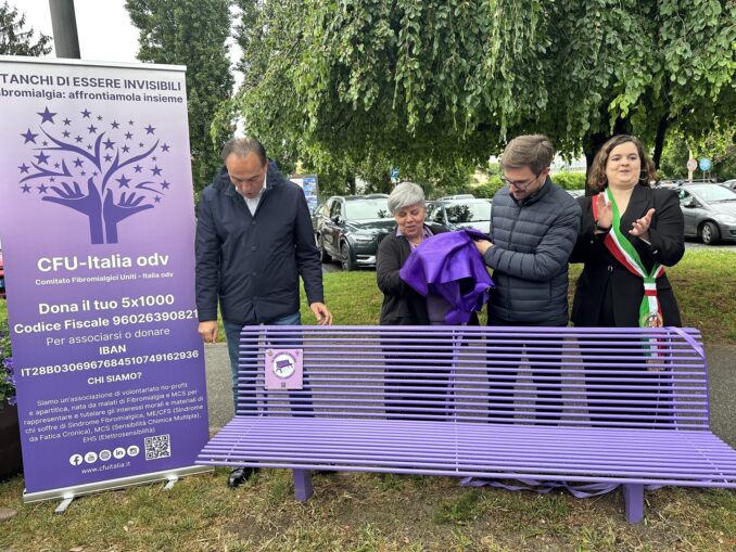 Alba: inaugurata la panchina viola per la sensibilizzazione sulla fibromialgia 2