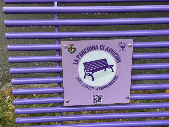 Alba: inaugurata la panchina viola per la sensibilizzazione sulla fibromialgia 3