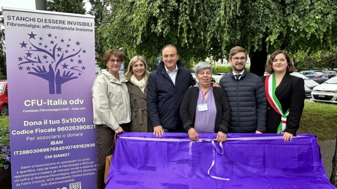 Alba: inaugurata la panchina viola per la sensibilizzazione sulla fibromialgia