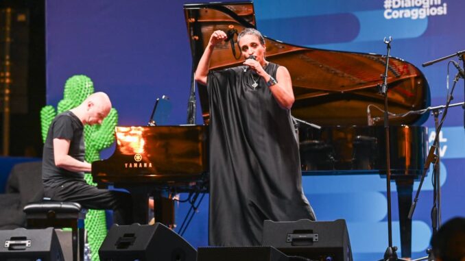 Noa a Dogliani: musica e parole per la pace