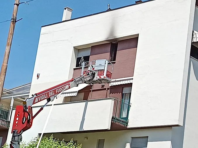 Fiamme in un appartamento di Alba, i Vigili del fuoco intervengono in corso Langhe