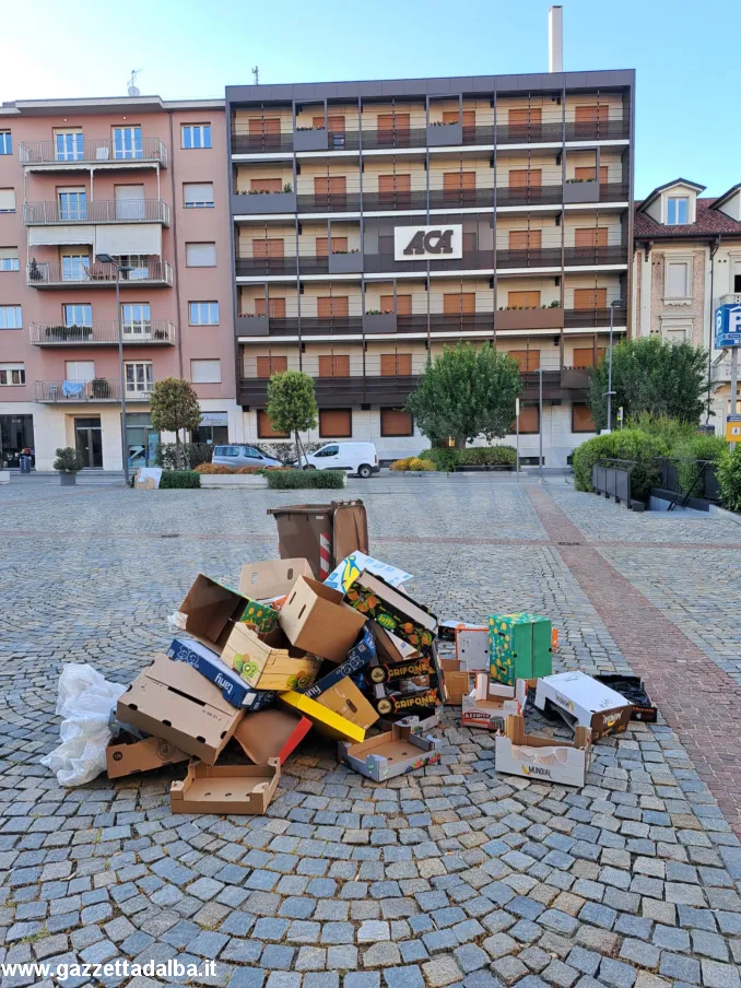Alba: i rifiuti del mercato del mercoledì sono rimasti in piazza San Paolo