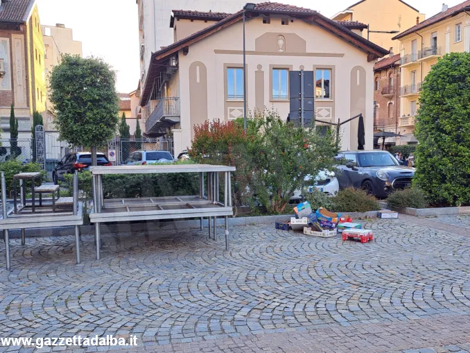 Alba: i rifiuti del mercato del mercoledì sono rimasti in piazza San Paolo 1
