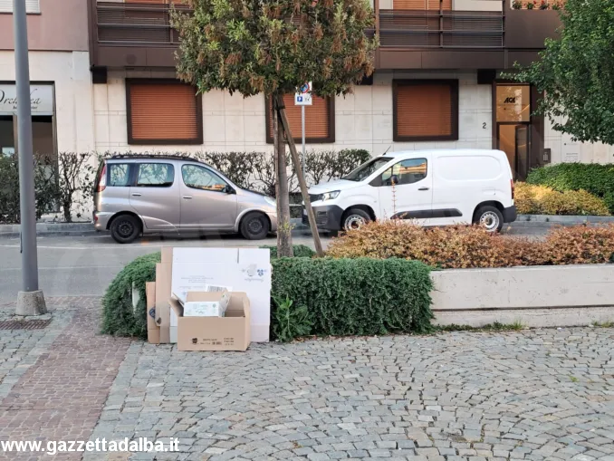 Alba: i rifiuti del mercato del mercoledì sono rimasti in piazza San Paolo 2