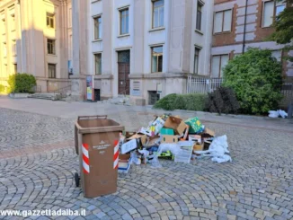 Alba: i rifiuti del mercato del mercoledì sono rimasti in piazza San Paolo 3