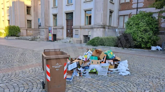 Alba: i rifiuti del mercato del mercoled&igrave; sono rimasti in piazza San Paolo 3