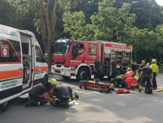 Donna e bambino investiti davanti alla caserma dei Vigili del fuoco di Asti, trasportati in ospedale a Torino