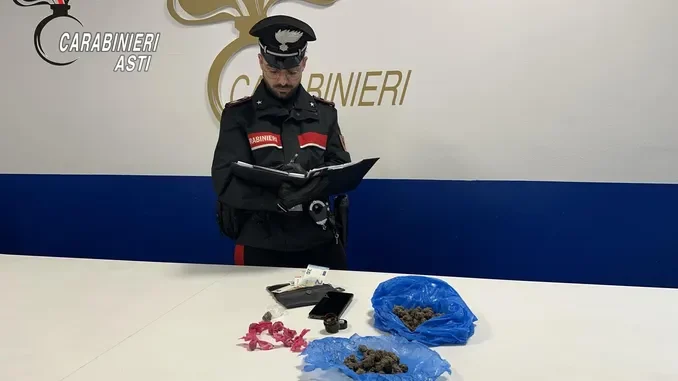 Un diciottenne di Asti finisce ai domiciliari per spaccio: aveva 114 dosi di marijuana