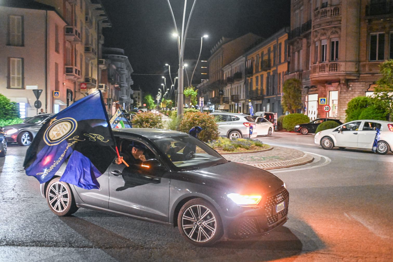 Scudetto all'Inter: anche ad Alba i tifosi sono scesi in piazza [foto e video] 8