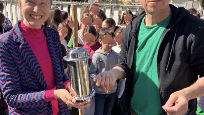I messaggi per il 2056 interrate nelle capsule del tempo dai bambini di Sanfr&egrave; e Ceresole