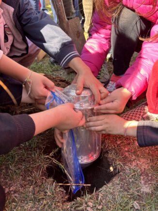 I messaggi per il 2056 interrate nelle capsule del tempo dai bambini di Sanfrè e Ceresole 1