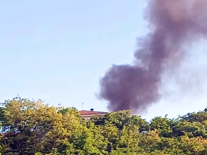 Camion in fiamme in un piazzale di Roreto di Cherasco 1