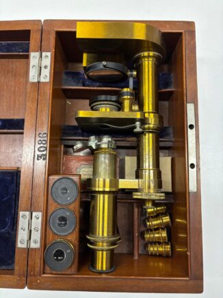 Tra microscopi e libri antichi: i tesori custoditi al liceo classico Govone di Alba 1