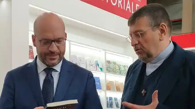 Il presidente della Camera Fontana visita lo stand San Paolo al Salone del libro che chiude con numeri record