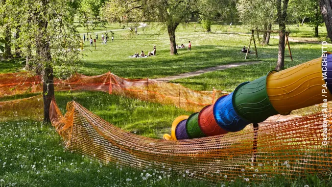 Per i bambini c'&egrave; un nuovo scivolo nel parco di San Cassiano 1