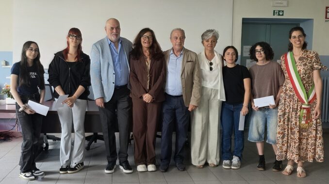 Novità all'istituto Piera Cillario Ferrero: inaugurata la mostra d'arte e il laboratorio di informatica intitolato a Lavelli 6