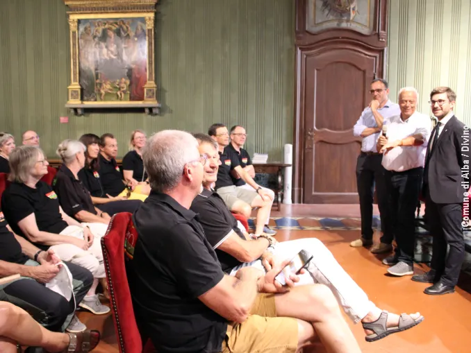 Alba: accolti in Municipio il Junger Kammerchor di B&ouml;blingen e i cicloturisti di Arlon 2