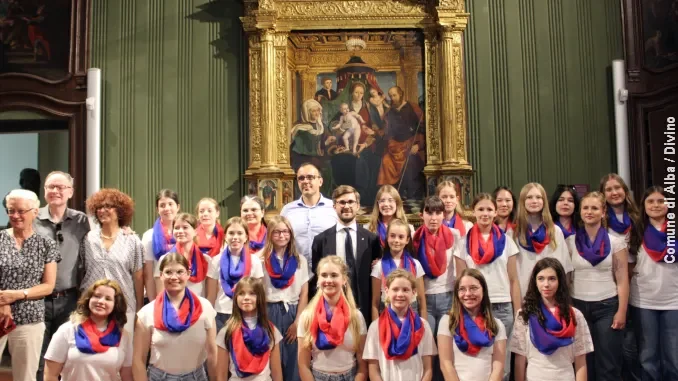 Alba: accolti in Municipio il Junger Kammerchor di B&ouml;blingen e i cicloturisti di Arlon 1